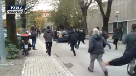 Violenţe într-o tabără de romi din Italia: Maşina liderului partidului Liga Nordului, atacată de manifestanţi