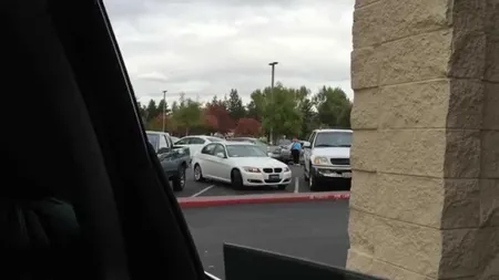 Filmarea de care râde tot Internetul: Cum s-a chinuit o femeie în parcare VIDEO