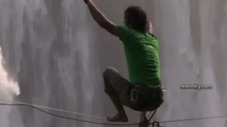 Una dintre cele mai înalte CASCADE din LUME, traversată pe SÂRMĂ, fără protecţie VIDEO EXTRAORDINAR