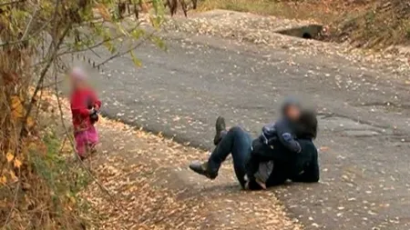 DIICOT intervine în cazul mamei din Vaslui, filmată beată criţă alături de doi dintre copiii ei minori
