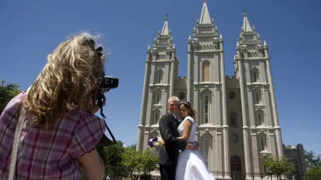 Scandal religios: Fondatorul unei biserici, acuzat că a avut 40 de soţii