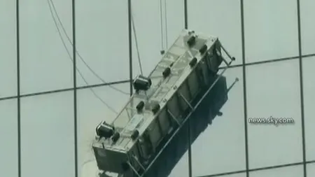 Momente tensionate: Muncitori suspendaţi pe platforma pe Turnul One World Center VIDEO
