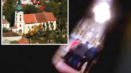 IMAGINI surprinse pe ASCUNS prin gaura cheii: Un PREOT EXORCIZEAZĂ o femeie POSEDATĂ de DIAVOL VIDEO