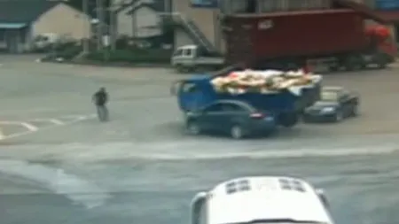 A scăpat ca prin miracol: Pieton, la un pas să fie strivit de două autovehicule în China VIDEO