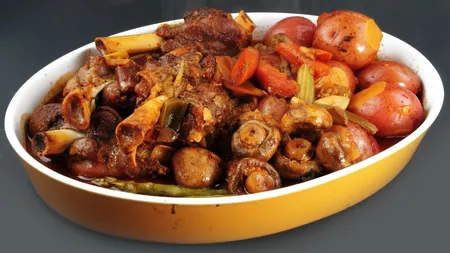 REŢETA ZILEI: Rasol de vită cu legume la cuptor