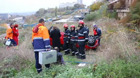 O şoferiţă a lovit un biciclist, după care s-a răsturnat cu maşina în portul Constanţa FOTO