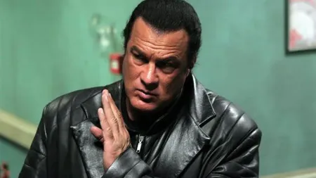 Un cascador român îl acuză pe Steven Segal că îşi bate colegii de filmări. 