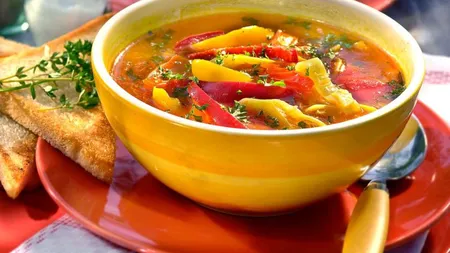 REŢETA ZILEI: Supă de găină cu legume