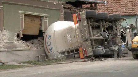 ACCIDENT GRAV: Un TIR s-a răsturnat peste o casă FOTO