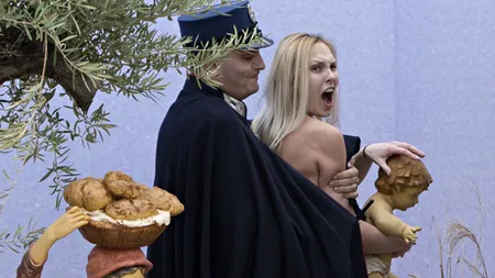 A mers prea departe: O activistă topless FEMEN a furat PRUNCUL din ieslea simbolică din Vatican