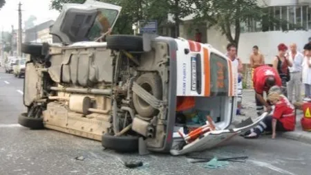 Ambulanţă implicată într-un ACCIDENT RUTIER. Trei persoane, RĂNITE