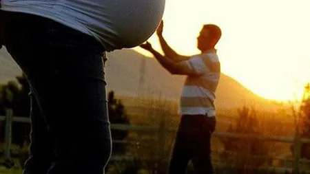 Femei GRAVIDE cu simţul umorului mai mare decât BURTA. Cele mai amuzante imagini cu tinere însărcinate FOTO