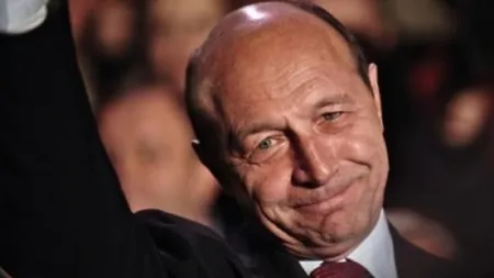 Traian Băsescu s-a pozat alături de întreaga familie lângă bradul de Crăciun FOTO