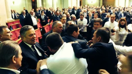 Circ în Parlamentul Ucrainei: Doi aleşi s-au bătut ca-n filme VIDEO