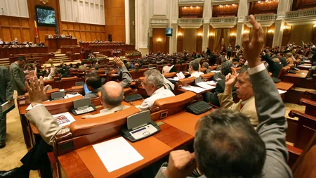 Deputaţii şi senatorii revin la lucru de luni