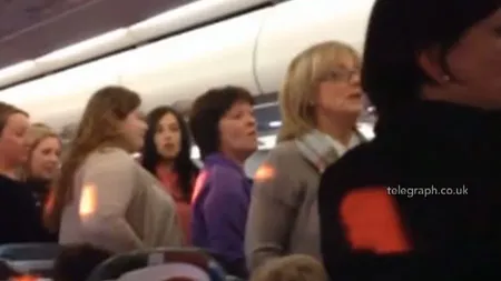 Concert de colinde la înălţime: Ce au făcut membrii unui cor irlandez, aflaţi la bordul unei aeronave VIDEO