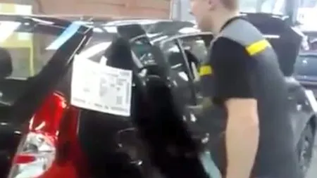 Imagini incredibile surprinse la o hală de asamblare: Cum se repară DACIA cu CIOCANUL VIDEO