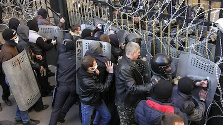 Kievul anunţă oprirea luptelor pe aeroportul din Doneţk