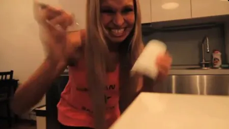 O blondă s-a răzbunat pe iubit şi i-a pus SPRAY cu PIPER pe HÂRTIA IGIENICĂ. Cum a reacţionat tânărul VIDEO