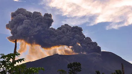 Indonezia: Vulcanul Gamalama a erupt. Cenuşa vulcanică s-a degajat la o înălţime de 2.000 de metri VIDEO