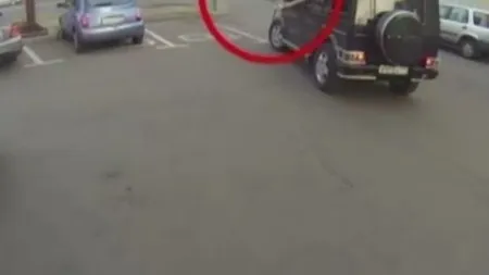 Atenţie, şoferi! Amenzi usturătoare dacă aruncaţi gunoaiele pe geam