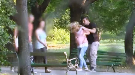 Imagini ŞOCANTE. Un bărbat agresează o gravidă în plină zi, pe STRADĂ. Cum au reacţionat trecătorii VIDEO