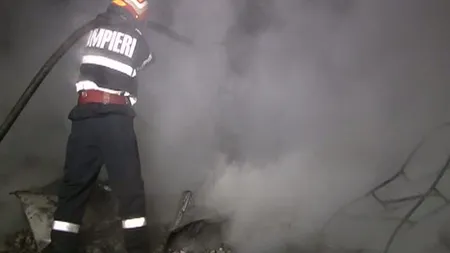 INCENDIU PUTERNIC la o locuinţă din Prahova. Doi pompieri au avut nevoie de îngrijiri medicale
