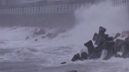 Peisaj de basm: valuri imense la mare, au atins şi opt metri înălţime în Constanţa VIDEO