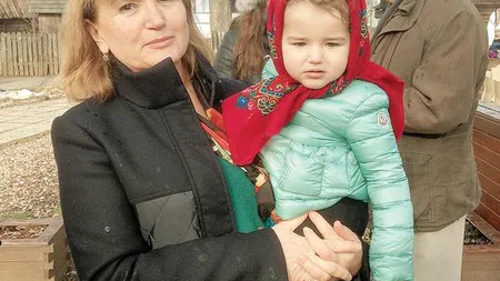 Maria Băsescu şi-a scos nepoţica la plimbare. Imagini ADORABILE cu fiica Elenei Băsescu