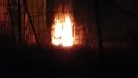 Maşină în flăcări într-o parcare din Făgăraş. Vecinii spun că focul ar fi fost pus intenţionat VIDEO
