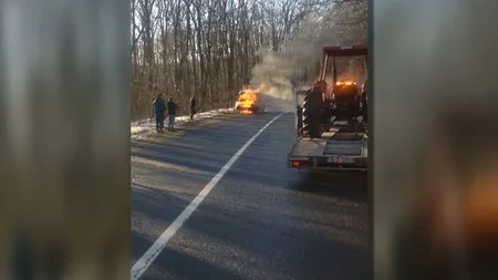 CLIPE DE GROAZĂ în trafic. O maşină a luat foc în timpul mersului VIDEO