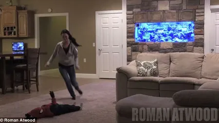 Cea mai CRETINĂ FARSĂ. Reacţia unei MAME, după ce soţul o PĂCĂLEŞTE că fiul lor a MURIT VIDEO