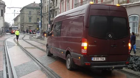 Incident în trafic. Un microbuz plin cu VEDETE a blocat o linie de tramvai VIDEO