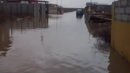 ŞTIREA TA. Gospodării şi drumuri inundate în oraşul Pantelimon, lângă Bucureşti