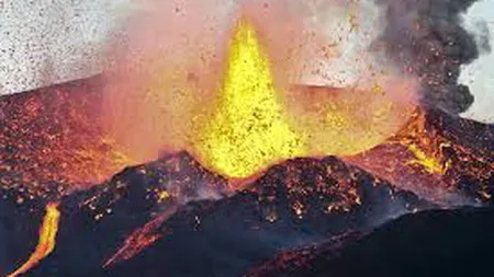 Erupţia vulcanului Pico de Fogo a distrus două localităţi VIDEO