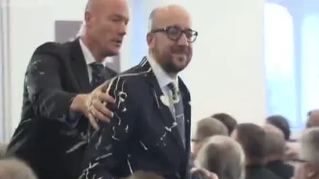 Premierul belgian, atacat cu maioneză şi cartofi prăjiţi de mai multe activiste VIDEO
