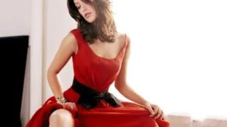 De ce bărbaţii consideră femeile îmbrăcate în roşu mai atrăgătoare