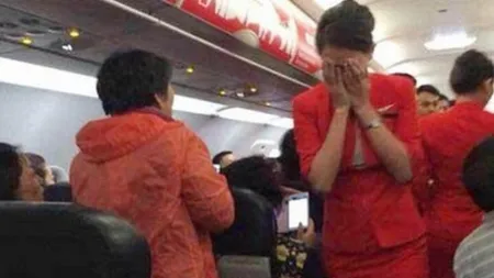 Scandal MONSTRU în avion. O pasageră i-a aruncat stewardesei supa OPĂRITĂ în ochi FOTO