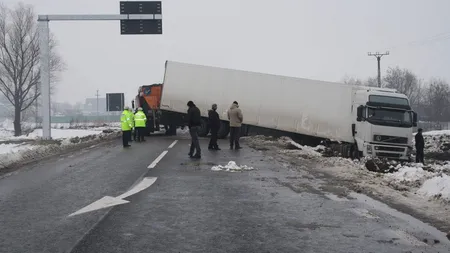 Circulaţie îngreunată pe mai multe drumuri din ţară. Un TIR a derapat pe Valea Oltului