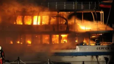 Un vas de pescuit a luat foc în Portul Constanţa. Nu există victime