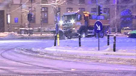 Capitala, sub zăpadă: 57 autoturisme au fost avariate VIDEO