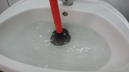 Ce se întâmplă dacă pui 10 linguri de otet in chiuveta infundata. Ce urmeaza este INCREDIBIL