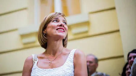 Carmen Iohannis a cerut să lucreze cu JUMĂTATE de NORMĂ la colegiul din Sibiu