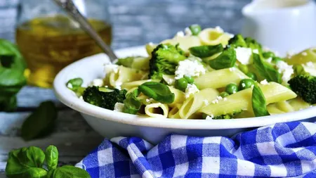 REŢETA ZILEI: Penne cu verdeţuri şi brânză de capră