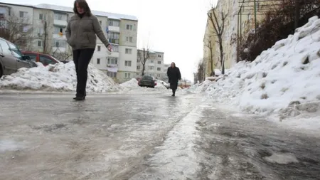 Trotuarele, ADEVĂRATE PATINOARE. AMENZI MARI pentru cei care nu-şi curăţă gheaţa din faţa casei