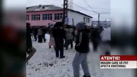 Tradiţii BARBARE de Anul Nou. Mai mulţi bărbaţi au TÂRÂT câini morţi pe uliţele satului VIDEO