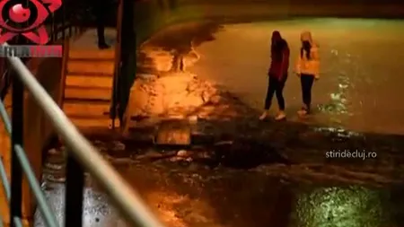 Reacţia ŞOCANTĂ a autorităţilor după ce GHEAŢA patinoarului din Gherla s-a spart VIDEO