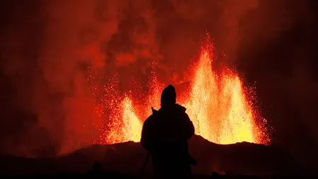 Curaj NEBUN: Un fotograf islandez a luat imagini de la numai câţiva metri de un vulcan în erupţie VIDEO