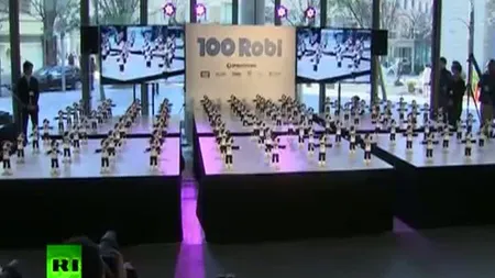 O ARMATĂ de ROBOŢEI DANSATORI uimeşte publicul cu talentul la breakdance VIDEO