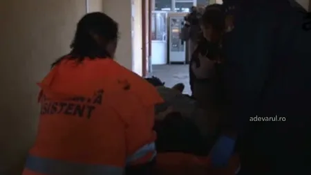 Asistentă medicală, BĂTUTĂ în ambulanţă de un pacient agresiv VIDEO